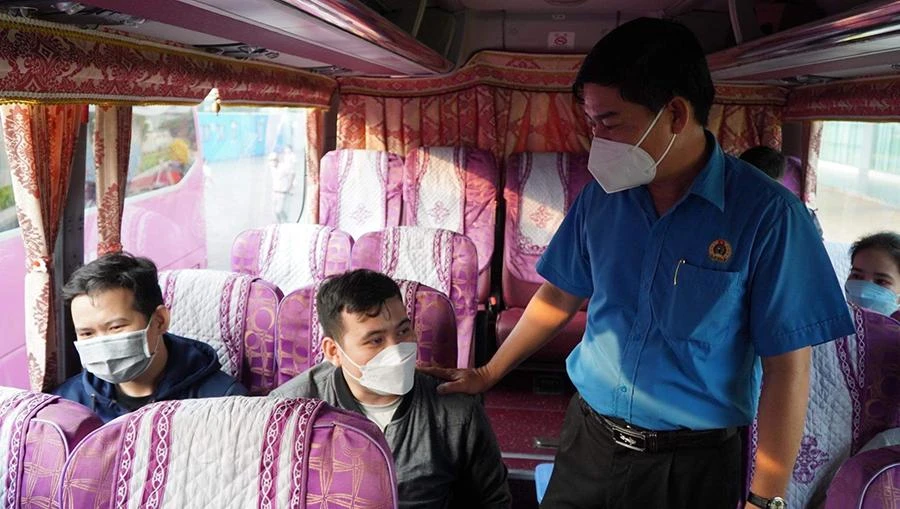 Công nhân về quê ăn tết Nguyên đán Nhâm Dần 2022 bằng “Tấm vé nghĩa tình” do Liên đoàn Lao động TP.HCM tổ chức. Ảnh: TT