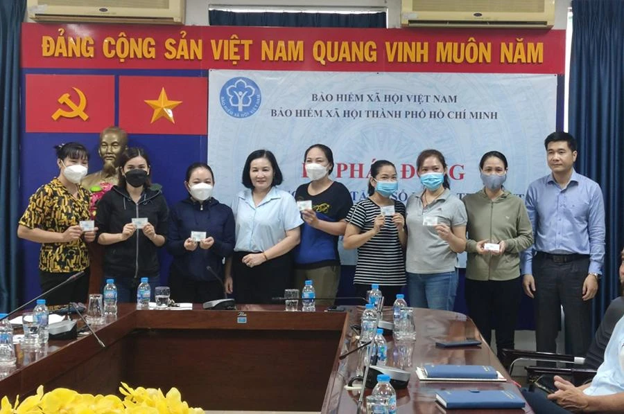Lãnh đạo cơ quan BHXH TP.HCM (phải) trao sổ BHXH, thẻ BHYT cho người dân khó khăn trên địa bàn TP.HCM.Ảnh: NGUYỄN HIỀN Lãnh đạo cơ quan BHXH TP.HCM (phải) trao sổ BHXH, thẻ BHYT cho người dân khó khăn trên địa bàn TP.HCM.Ảnh: NGUYỄN HIỀN