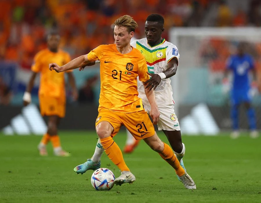 Hà Lan biểu dương sức mạnh và sự vượt trội tuyến giữa do De Jong dẫn dắt trong trận thắng Senegal 2-0. Ảnh: REUTERS Hà Lan biểu dương sức mạnh và sự vượt trội tuyến giữa do De Jong dẫn dắt trong trận thắng Senegal 2-0. Ảnh: REUTERS