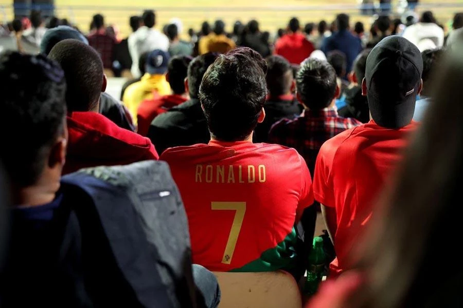 Có cả “Ronaldo” xem Messi thi đấu. Ảnh: AFP