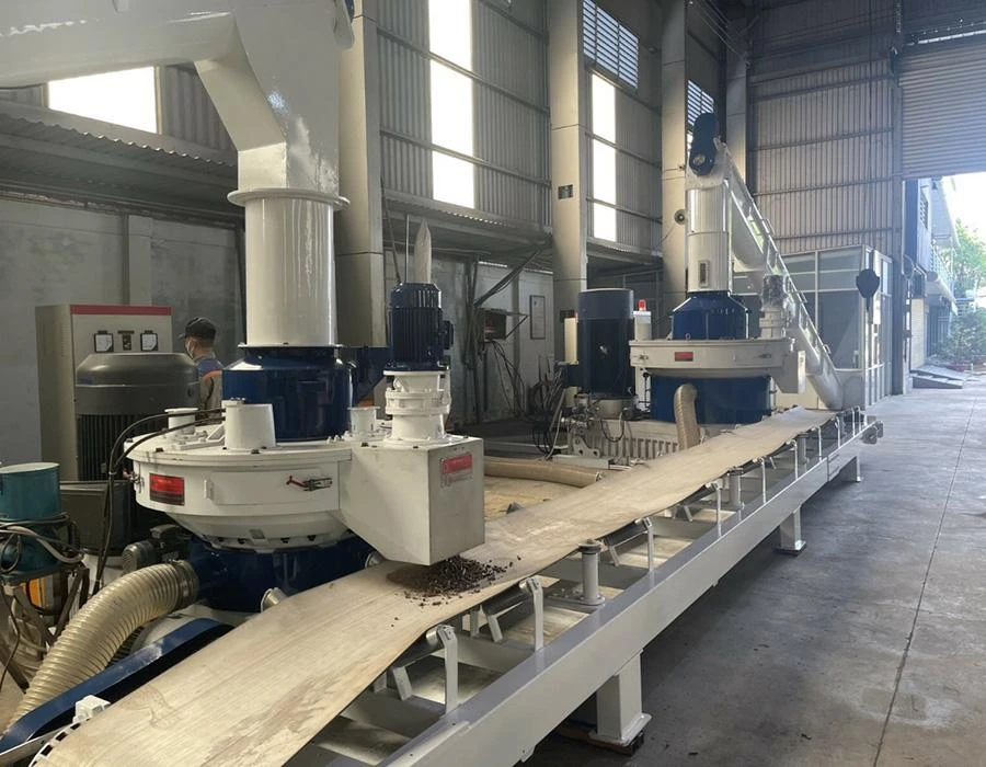 Máy ép viên nén gỗ xuất khẩu lấy nguyên liệu từ vỏ, lá cây, cành ngọn, gỗ vụn… Ảnh: QUANG HUY