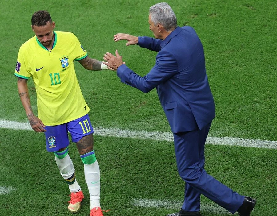 HLV Tite lo lắng với vết thương của Neymar ngay trận đầu của Brazil tại World Cup 2022. Ảnh: GETTY IMAGES