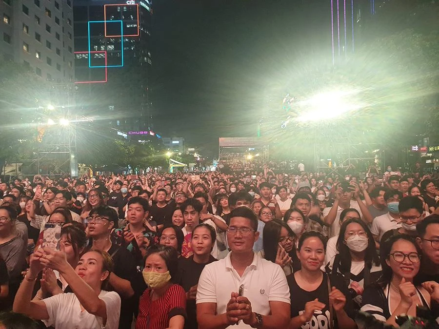 Đông đảo khán giả được hòa mình vào bữa tiệc âm nhạc tại HOZO 2022. Ảnh: VĂN HÀ