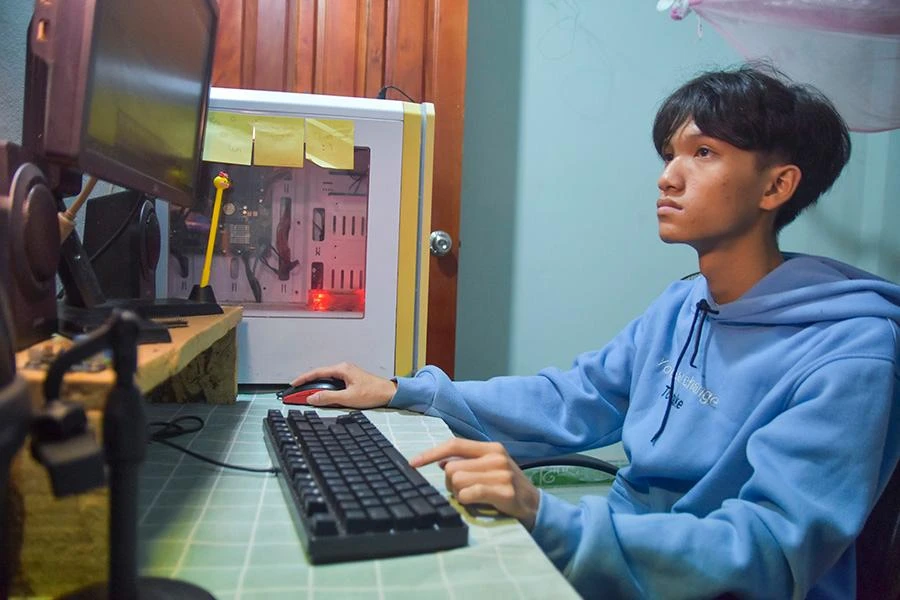 Có máy tính đã giúp Luân có thể học tốt và thi đoạt giải ba học sinh giỏi cấp tỉnh môn tin học. Ảnh: NGUYỄN DO Có máy tính đã giúp Luân có thể học tốt và thi đoạt giải ba học sinh giỏi cấp tỉnh môn tin học. Ảnh: NGUYỄN DO