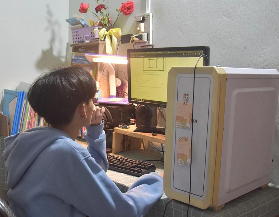 Chiếc máy tính được lắp ráp từ những thứ đã bỏ đi từ bãi đồng nát. Ảnh: NGUYỄN DO Chiếc máy tính được lắp ráp từ những thứ đã bỏ đi từ bãi đồng nát. Ảnh: NGUYỄN DO