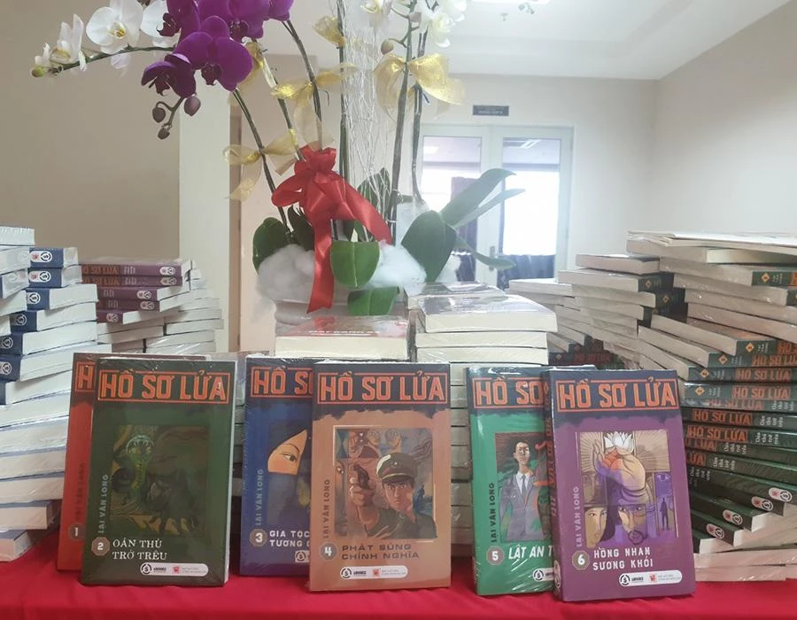 Bộ tiểu thuyết Hồ sơ lửa của nhà văn Lại Văn Long. Ảnh: VĂN HÀ