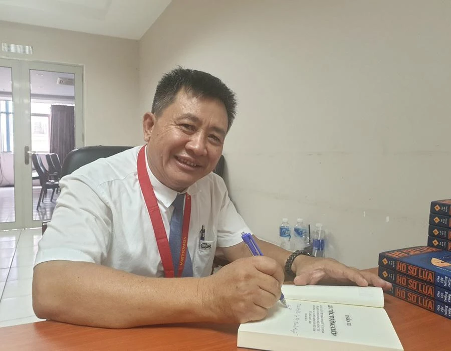 Nhà văn Lại Văn Long. Ảnh: VĂN HÀ