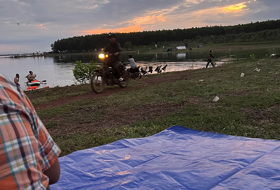 Khi du khách trải bạt ở khu vực hồ Trị An là có người đến thu tiền. Ảnh: T-S