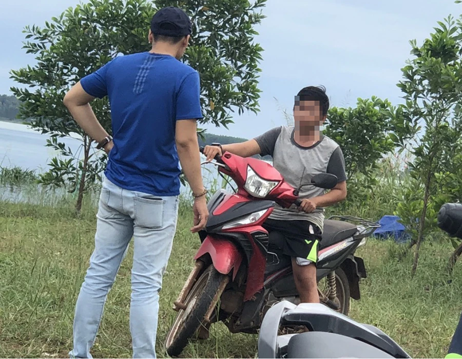 Thanh niên chạy xe máy đến thu tiền. Ảnh: T-S