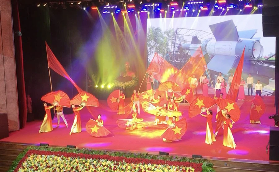 Chương trình nghệ thuật tái hiện 12 ngày đêm lịch sử của tháng 12-1972. Ảnh: TP