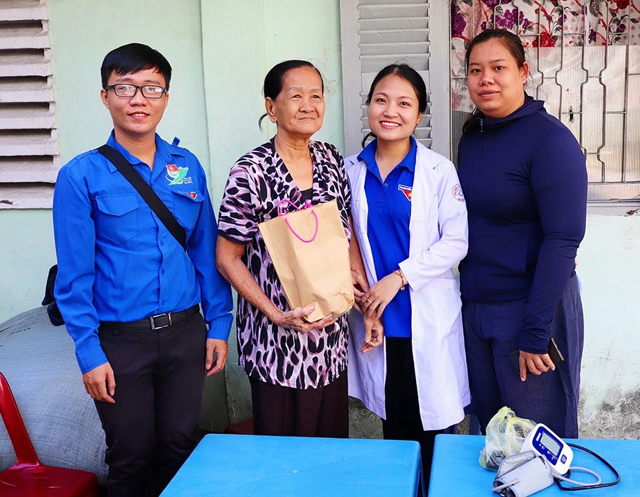 BS Phạm Thị Ái Xuân tham gia tư vấn sức khỏevà tặng thuốc tại nhà cho người có hoàn cảnh khó khăn. Ảnh: NVCC