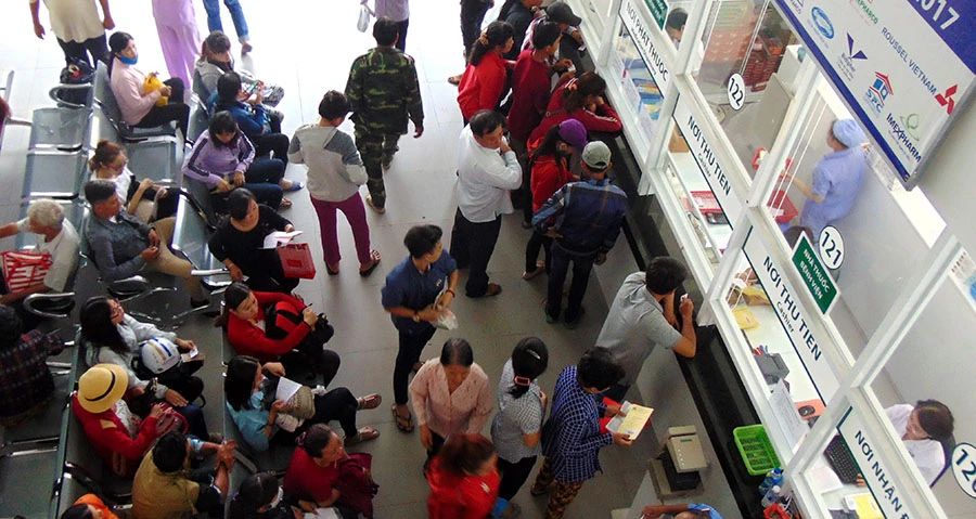 Bệnh viện luôn đông bệnh nhân do người bệnh dồn về từ tuyến cơ sở. Ảnh: TRẦN NGỌC
