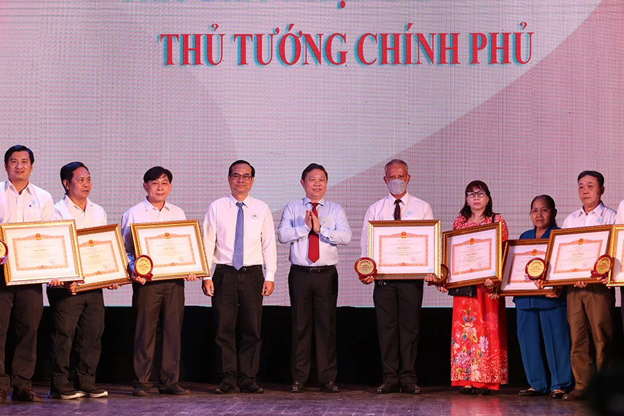 Bà Trần Thị Hồng Nhung (thứ hai từ phải sang) nhận bằng khen của Thủ tướng Chính phủ vì có thành tích trong phong trào hiến máu tình nguyện. Ảnh: THẢO PHƯƠNG