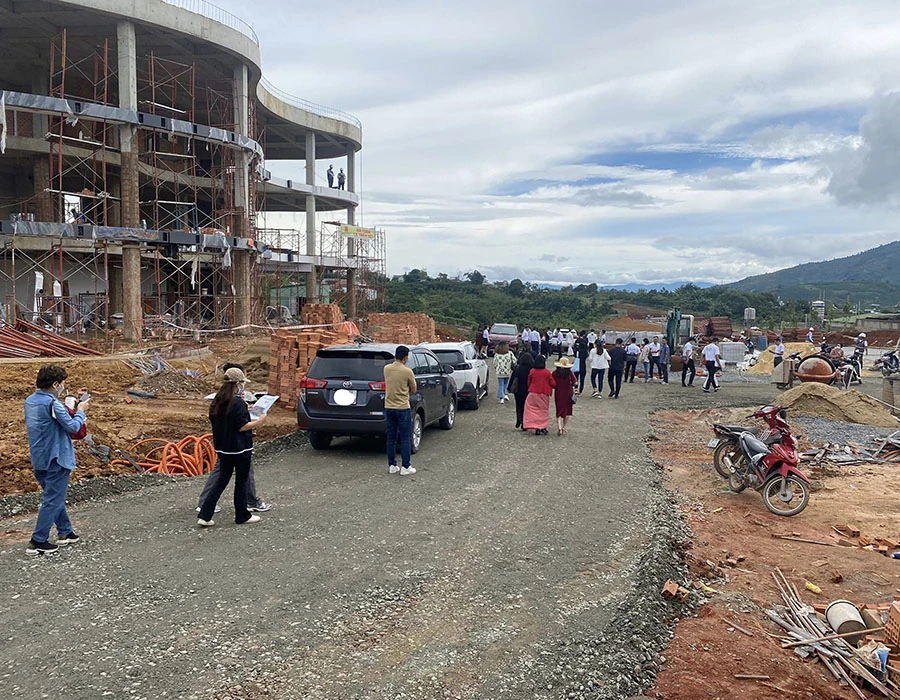 Khách hàng mua dự án đất nền tại TP Bảo Lộc (Lâm Đồng) thời điểm sốt đất đầu năm 2022. Ảnh: QUANG HUY Khách hàng mua dự án đất nền tại TP Bảo Lộc (Lâm Đồng) thời điểm sốt đất đầu năm 2022. Ảnh: QUANG HUY