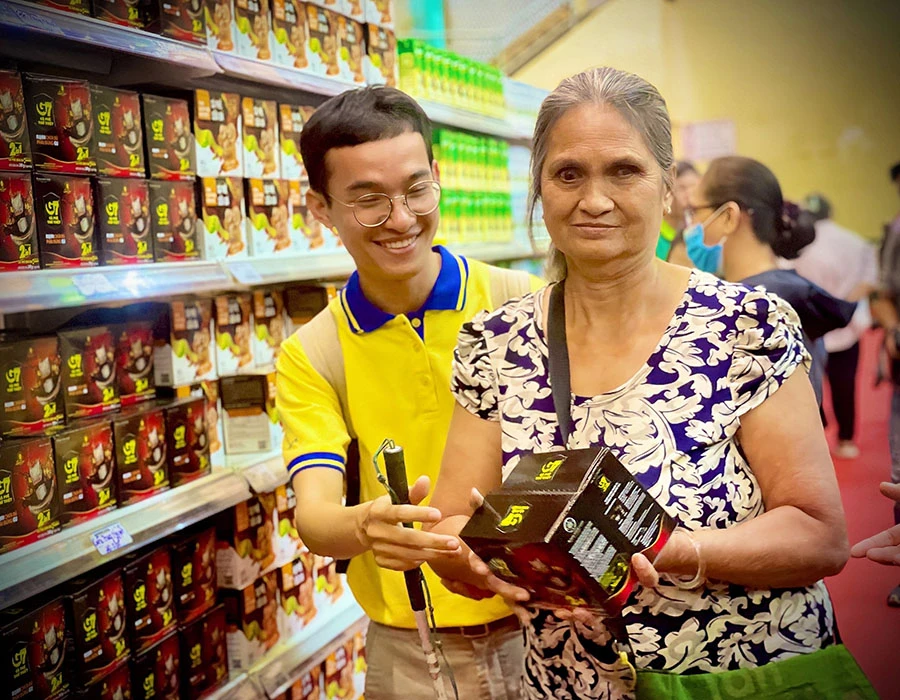 Bà Nguyễn Thị Ngọc Cúc nghỉ một ngày bán vé số để đi siêu thị 0 đồng. Ảnh: TÚ NGÂN