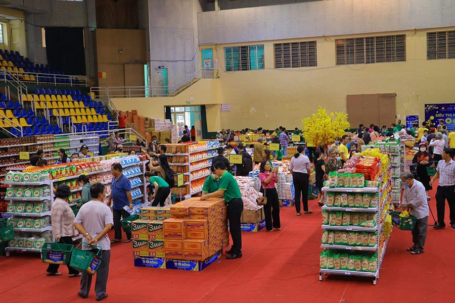 Người dân mua sắm tại siêu thị mini 0 đồng mà không phải đắn đo tiền bạc. Ảnh: VÕ THƠ