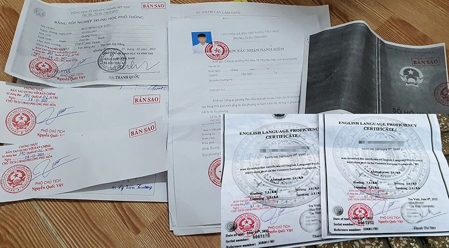 Các loại giấy tờ mà Vũ làm giả đều được chừa trống thông tin để tự điền vào. Ảnh: N.YÊN