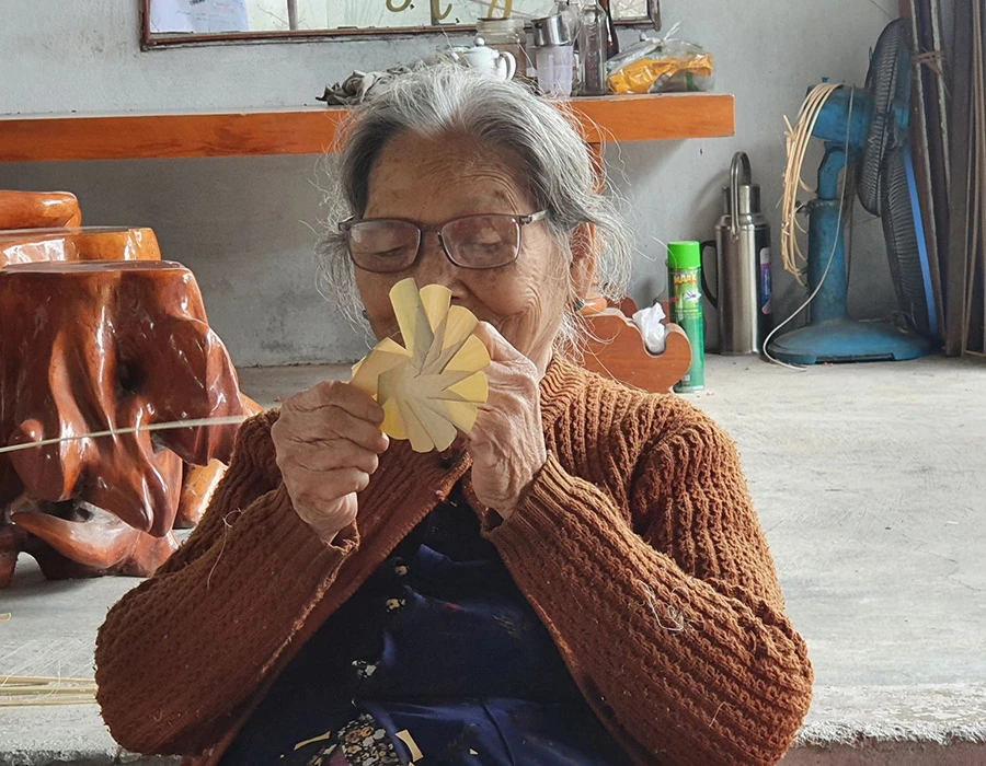 Cụ Kéo đang thực hiện một công đoạn trong làm nón ngựa. Ảnh: QN Cụ Kéo đang thực hiện một công đoạn trong làm nón ngựa. Ảnh: QN