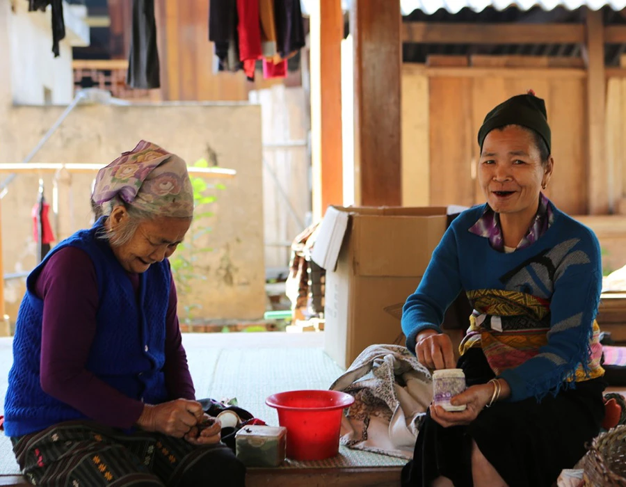 Nụ cười của hai cụ bà ở bản Poọng những ngày giáp tết Nguyên đán. Ảnh: ĐẶNG TRUNG