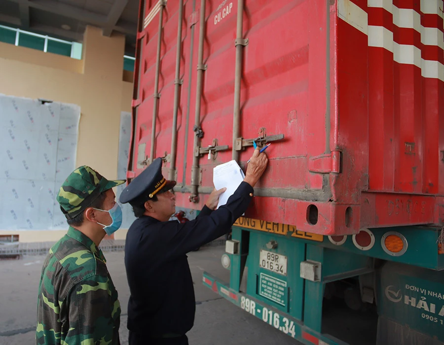 Lực lượng liên ngành hải quan, biên phòng... tăng cường kiểm soát hàng hóa tại cửa khẩu quốc tế Bình Hiệp.