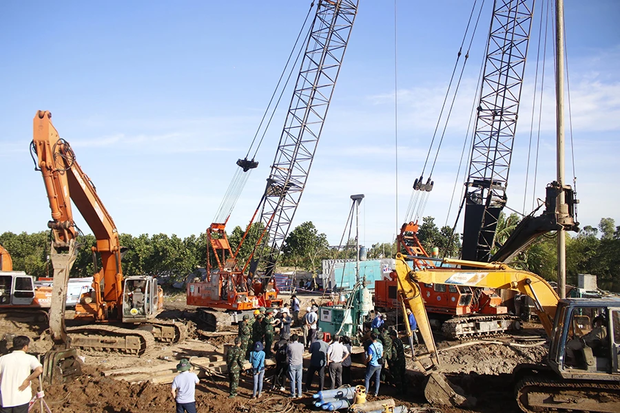 Lực lượng chức năng đang tập trung bằng mọi cách để đưa Hạo Nam lên. Ảnh: HD