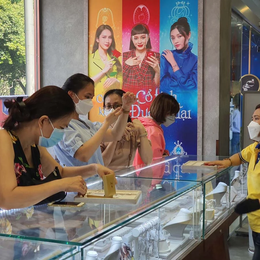 Giá vàng biến động mạnh bất thường cận ngày Thần tài. Ảnh: THÙY LINH