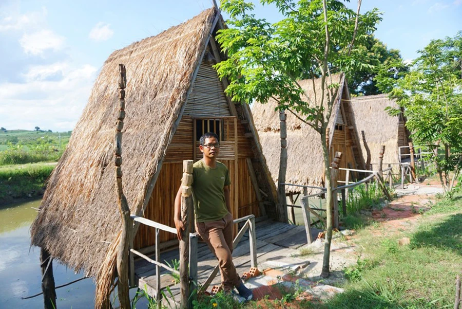 A Ngưi bên các chòi nghỉ gần gũi với thiên nhiên tại homestay. Ảnh: LK