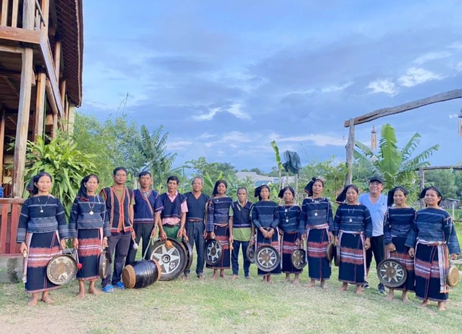 Đội cồng chiêng làng Kgiang. Ảnh: LK