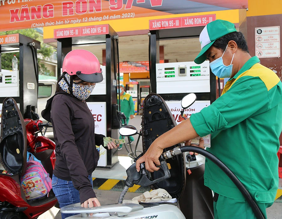 Cần sửa đổi quy định kinh doanh xăng dầu nhằm giải quyết dứt điểm những bất ổn trên thị trường, bảo đảm nguồn cung. Ảnh: HOÀNG GIANG