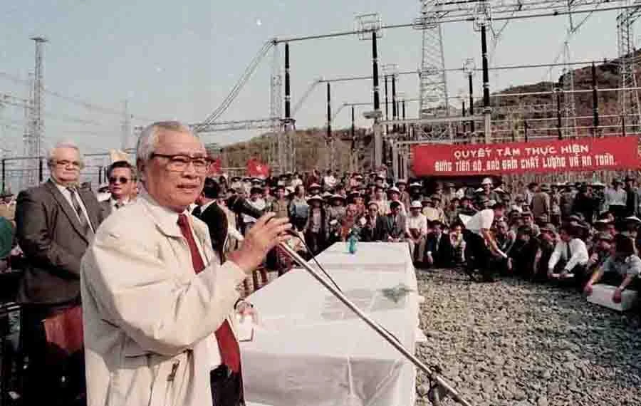 Thủ tướng Võ Văn Kiệt kiểm tra tiến độ thi công trạm biến áp 500 kV tại Hòa Bình phục vụ đường dây 500 kV Bắc - Nam (năm 1996). Ảnh: TTXVN