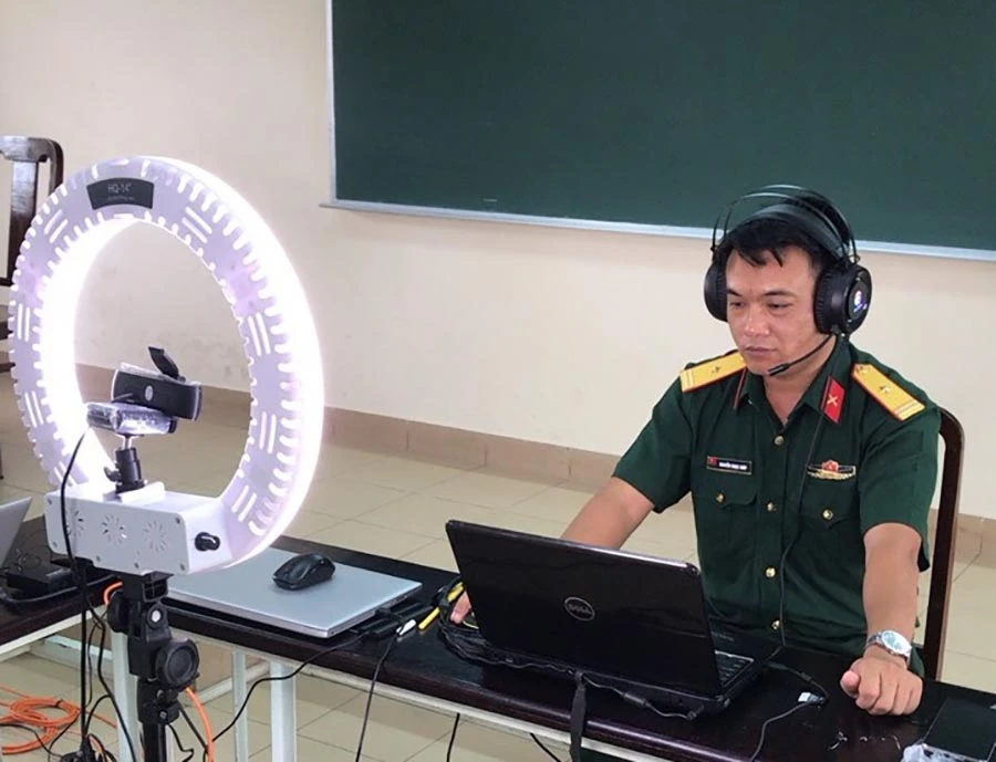 Giảng viên Trung tâm Giáo dục quốc phòng và an ninh (ĐH Quốc gia TP.HCM) trong một tiết dạy trực tuyến cho sinh viên. Ảnh: PĐT