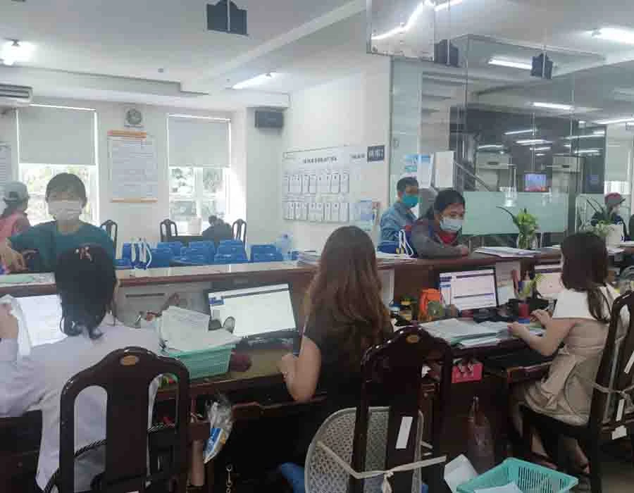 Người dân đến thực hiện các thủ tục liên quan đến BHXH, BHYT tại cơ quan BHXH TP.HCM.Ảnh: NGUYỄN HIỀN