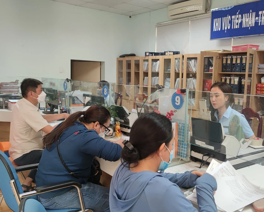 Người lao động đến cơ quan BHXH tại TP.HCM để thực hiện các thủ tục liên quan đến BHXH. Ảnh: NGUYỄN HIỀN