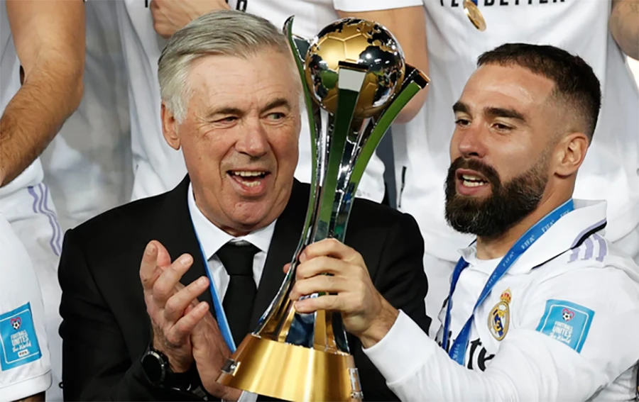 HLV Carlo Ancelotti cùng Real Madrid mới thu hoạch thêm chiếc cúp vô địch FIFA Club World Cup. Ảnh: AFP