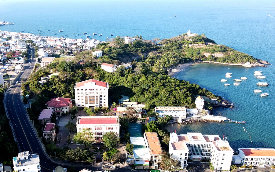 Toàn cảnh lầu Bảo Đại trên núi Cảnh Long. Ảnh: HH