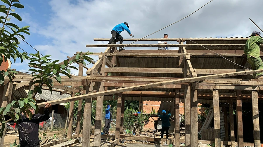 Người dân ở xã Cư San, huyện M’Drắk tự tháo dỡ nhà để di dời khỏi dự án hồ chứa nước Krông Pách Thượng. Ảnh: NH