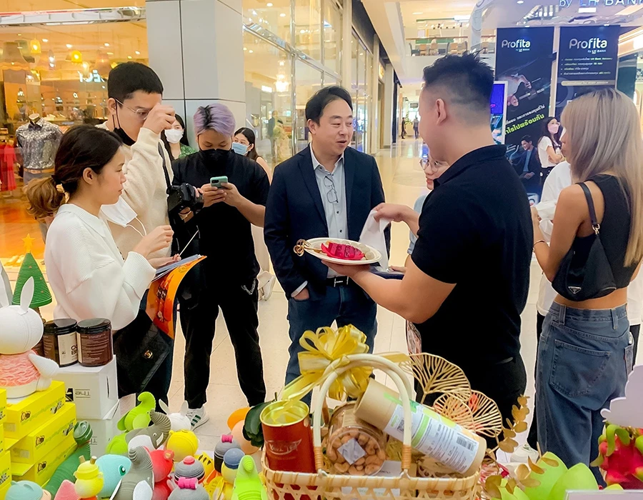 Doanh nghiệp đang tiếp thị hàng Việt với đối tác nước ngoài. Ảnh: QH