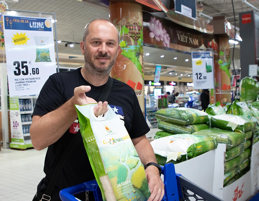Gạo thương hiệu Việt đã có mặt tại hai hệ thống phân phối hàng đầu của Pháp. Ảnh: QH