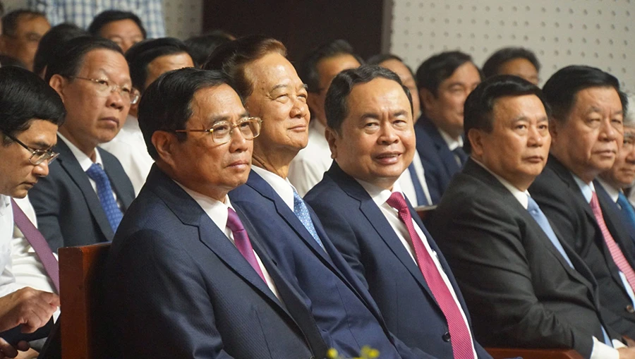 Các lãnh đạo Đảng, Nhà nước tham dự lễ kỷ niệm 110 năm ngày sinh đồng chí Huỳnh Tấn Phát. Ảnh: PV Các lãnh đạo Đảng, Nhà nước tham dự lễ kỷ niệm 110 năm ngày sinh đồng chí Huỳnh Tấn Phát. Ảnh: PV