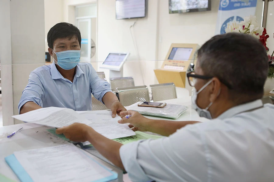 Cán bộ, viên chức một quận ở TP.HCM giải quyết thủ tục hành chính cho người dân. Ảnh: NGUYỆT NHI Cán bộ, viên chức một quận ở TP.HCM giải quyết thủ tục hành chính cho người dân. Ảnh: NGUYỆT NHI