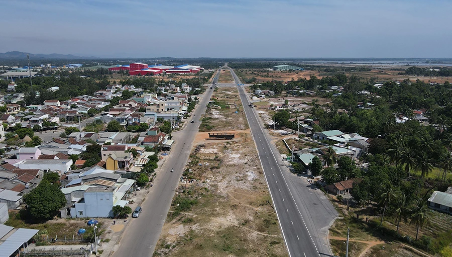 Đường Võ Chí Công nối từ Cửa Đại (TP Hội An) vào TP Tam Kỳ. Ảnh: THANH NHẬT