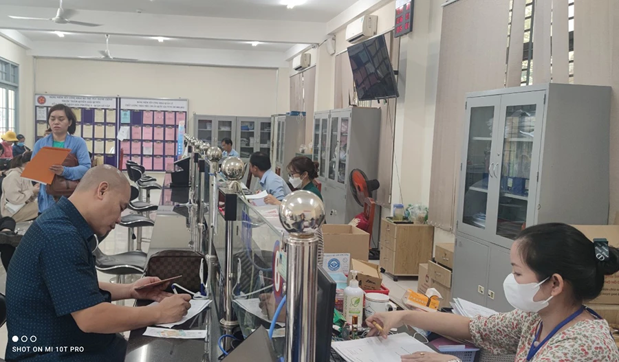 Người dân đến UBND phường 5, quận Gò Vấp thực hiện các thủ tục hành chính. Ảnh: NGUYỄN HIỀN Người dân đến UBND phường 5, quận Gò Vấp thực hiện các thủ tục hành chính. Ảnh: NGUYỄN HIỀN