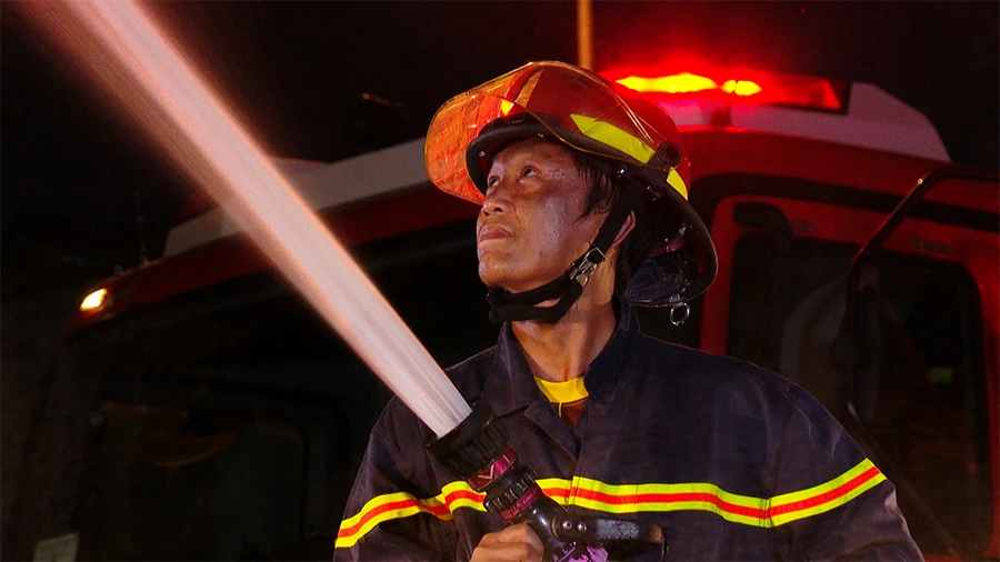 Trung tá Nguyễn Chí Thành trong một trận chữa cháy cứu nạn, cứu hộ. Ảnh: THIỆN HỢP