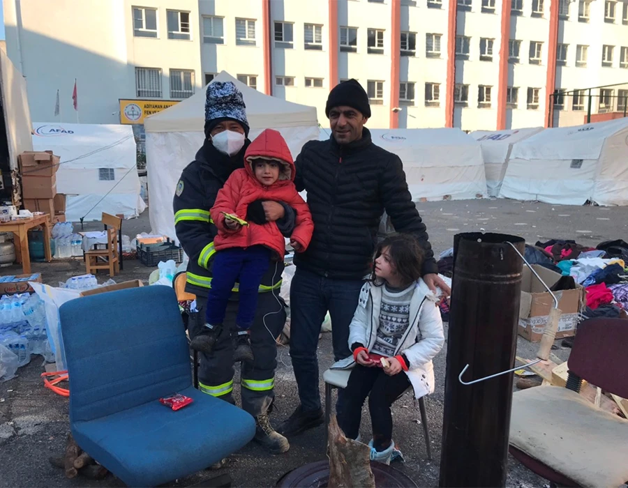 Trung tá Nguyễn Chí Thành (người ẵm đứa bé) cùng gia đình của em sau khi cứu kịp thời họ khỏi đóng đổ nát. Ảnh: Nhân vật cung cấp.