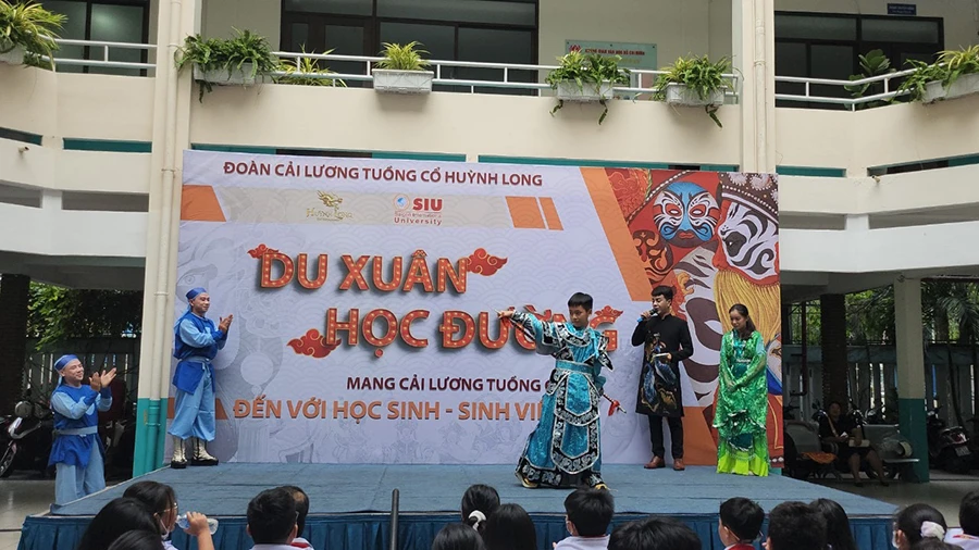 Học sinh hào hứng hóa thân vào vai diễn cải lương tại chương trình “Du xuân học đường” của Trường THPT Nguyễn Du. Ảnh: NGUYỄN QUYÊN