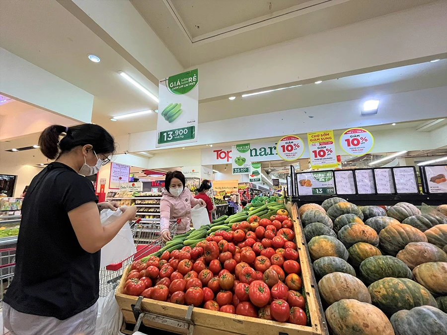 Người dân đang mua sắm tại Siêu thị Tops Market của Tập đoàn Thái Lan Central Retail. Ảnh: TÚ UYÊN