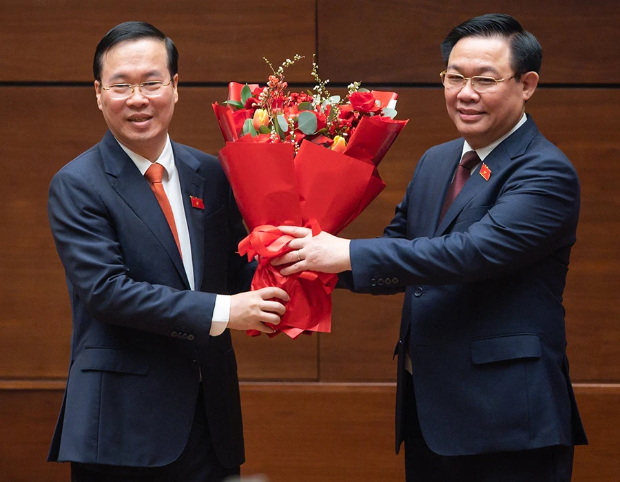 Chủ tịch Quốc hội Vương Đình Huệ tặng hoa chúc mừng tân Chủ tịch nước Võ Văn Thưởng. Ảnh: PHẠM THẮNG