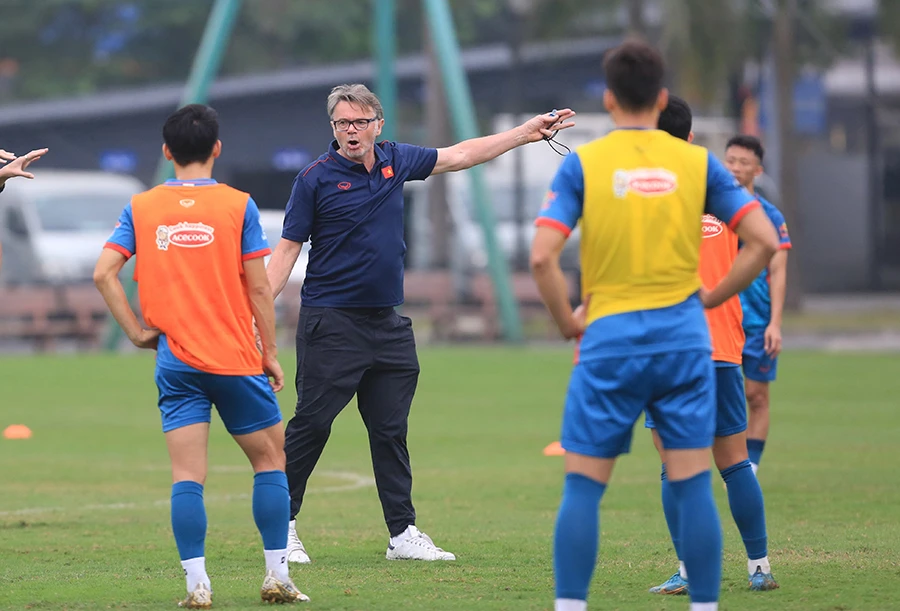 HLV Troussier đang hướng dẫn những bài tập cho cả đội tuyển và U-23 Việt Nam. Ảnh: VFF