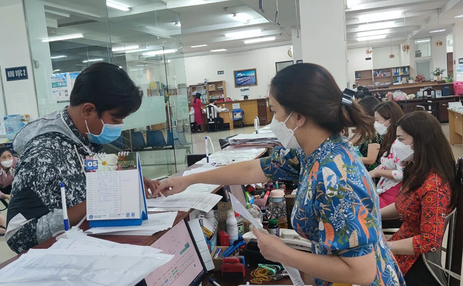 Người dân đến cơ quan BHXH tại TP.HCM để làm thủ tục liên quan đến BHXH. Ảnh: NGUYỄN HIỀN