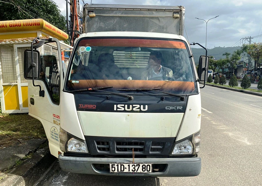 Xe tải sử dụng giấy đăng kiểm, tem giả vừa bị Trạm CSGT Cửa Ô Hòa Hiệp phát hiện. Ảnh: HẢI HIẾU